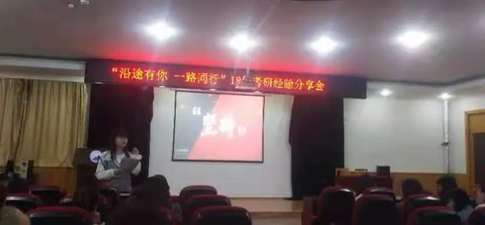 房间里的沙发和电视低可信度描述已自动生成