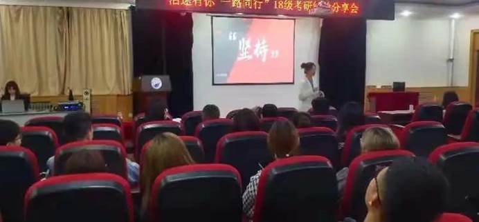 许多人在房间里低可信度描述已自动生成