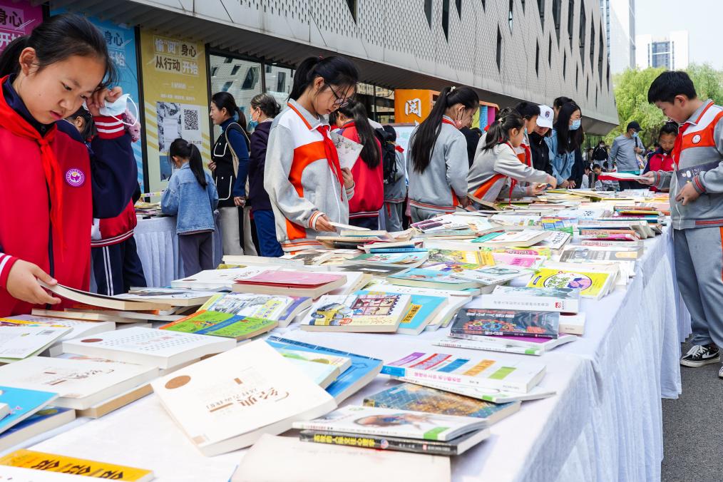 4月20日,山东省济南市第十四届“书香泉城”全民阅读节在济南市图书馆启动,小学生在阅读节上参与换书活动。新华社记者 朱峥 摄
