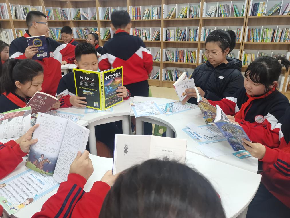 3月28日,辽宁省沈阳市铁西区重工街第一小学的同学们在智慧图书借阅室里专注阅读。(沈阳市铁西区委宣传部供图)