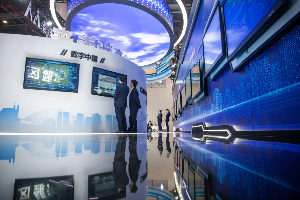 2023年11月20日,参观者在2023中国5G+工业互联网大会创新成果展上参观。新华社记者 伍志尊 摄