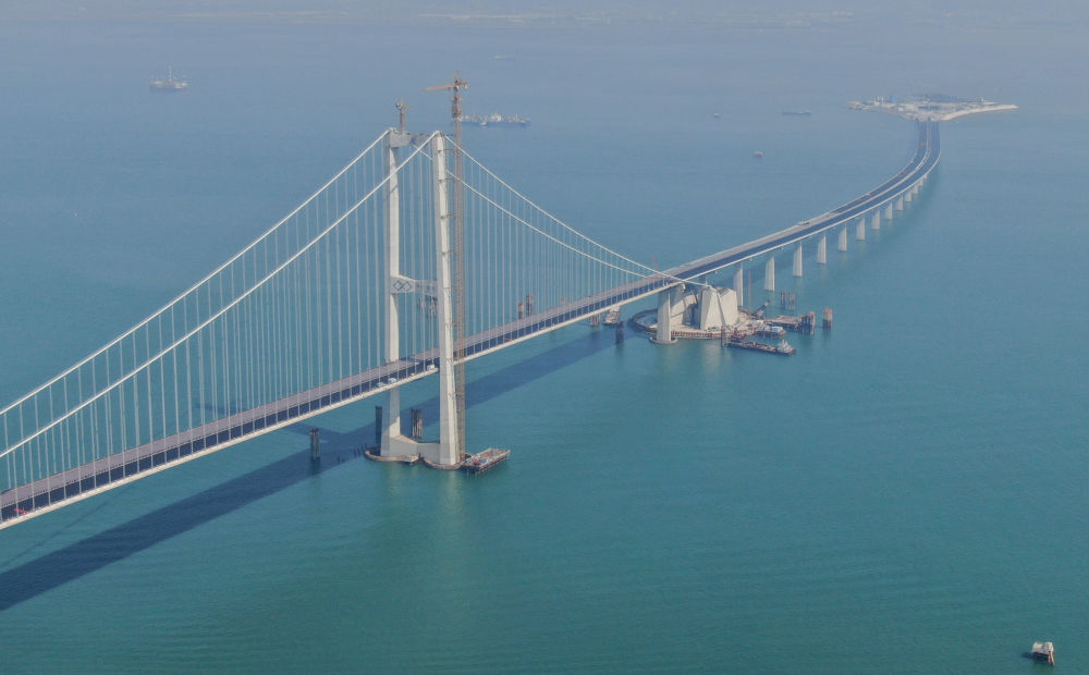 2023年11月28日,粤港澳大湾区超级工程深中通道主线正式贯通,这是深中通道伶仃洋大桥东塔及西人工岛(无人机照片)。新华社记者 邓华 摄