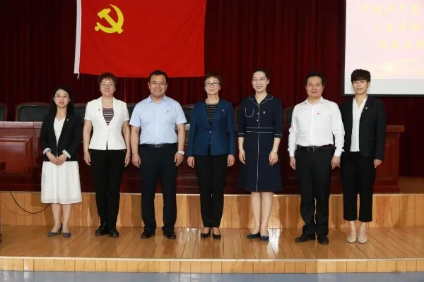 新一届分党委委员会委员(左起:徐启英、高毅蓉、杜恒波、杨峰丽、吴晓琴、丁兆军、张娟)