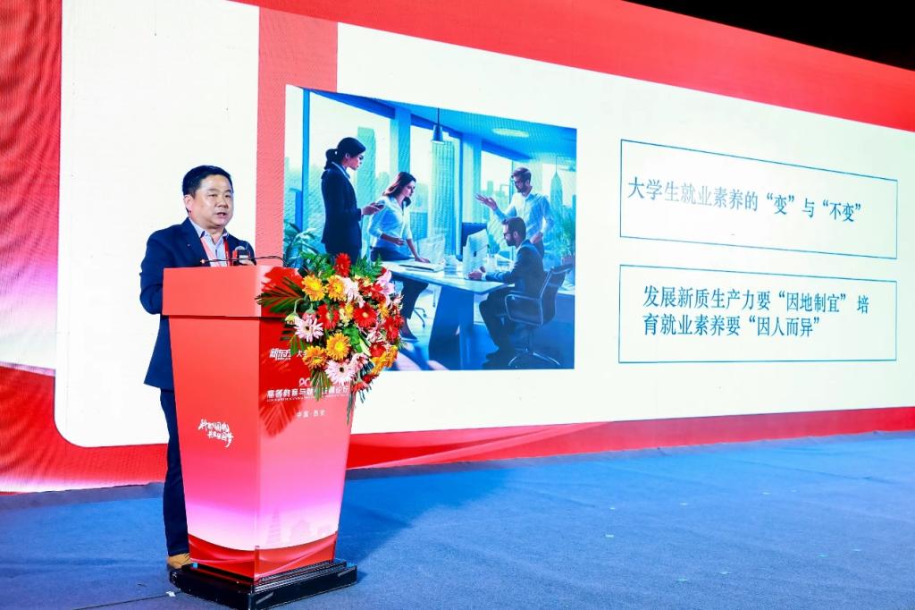 安徽大学团委书记、安徽大学青年思想研究中心主任高贵和发表主题演讲